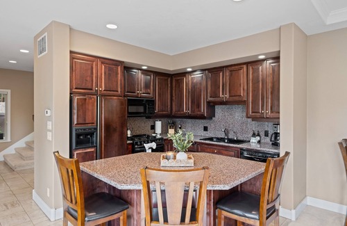 Broken Top House | Relaxing gem on the green! Hot tub! Double Suite!