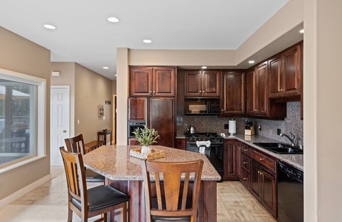 Broken Top House | Relaxing gem on the green! Hot tub! Double Suite!