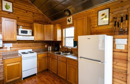 Fredericksburg Apartment | Relaxing Getaway at The Tree House Cabin, Pet Friendly