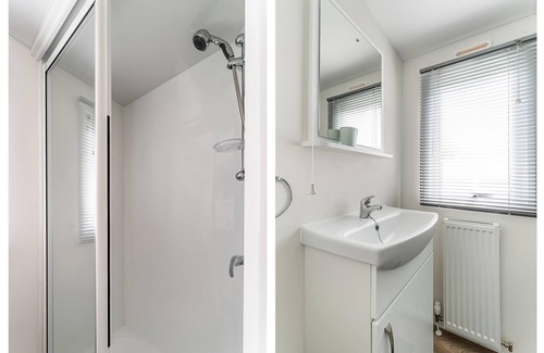 Grou House | Relaxing holiday chalet by the water in Grou