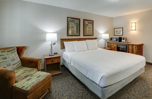 Johnston Hotel | Relaxing Johnston Stay: Full-Sized Kitchen Options w/Rustic Elegance, Pool