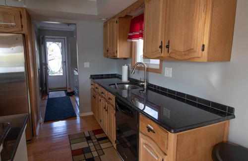 Oxford House | Relaxing Lakefront Cottage with Beautiful Views- 6 Kayaks + KING SIZE BED!