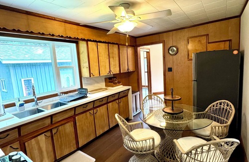 Bracebridge Cottage | Relaxing Riverside Cottage +OnThe Water +Waterfall +Bracebridge +Family Friendly