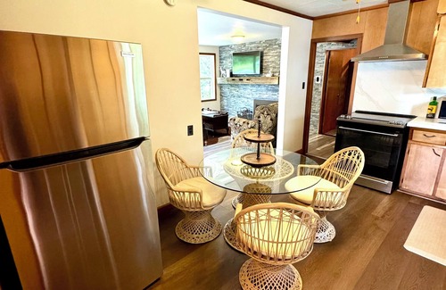 Bracebridge Cottage | Relaxing Riverside Cottage +OnThe Water +Waterfall +Bracebridge +Family Friendly