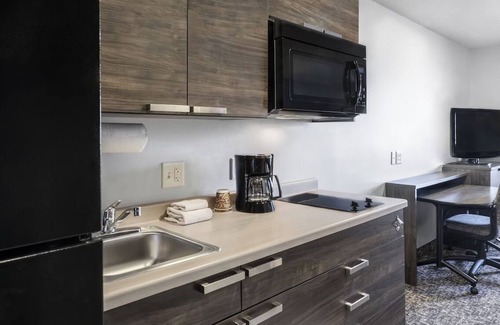 Garner Hotel | Relaxing Room w/Full Kitchen & Pet-Friendly Near White Deer Park Nature Center