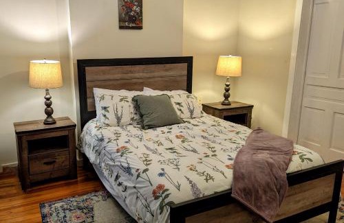 Cumberland House | Relaxing Rustic Oasis, Unit A - 6 minute walk to Downtown! Pet-friendly & Cyclists Welcome!