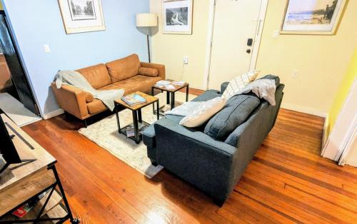 Cumberland House | Relaxing Rustic Oasis, Unit A - 6 minute walk to Downtown! Pet-friendly & Cyclists Welcome!