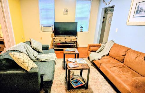 Cumberland House | Relaxing Rustic Oasis, Unit A - 6 minute walk to Downtown! Pet-friendly & Cyclists Welcome!