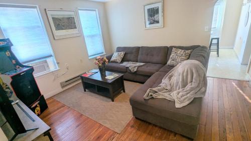 Cumberland House | Relaxing Rustic Oasis II, Unit B - 6 minute walk to Downtown! Cyclists Welcome!