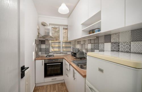 Sector 3 Apartment | Relaxing Studio - ParkLake Mall & Metro Access