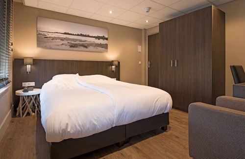 Vlijmen Hotel | Relaxing Unit Near Hiking and Cycling Routes in Brabant, Free Parking Available