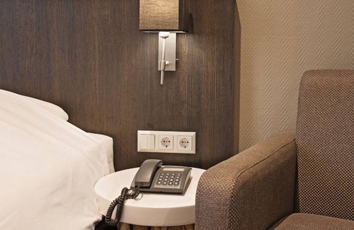 Vlijmen Hotel | Relaxing Unit Near Hiking and Cycling Routes in Brabant, Free Parking Available
