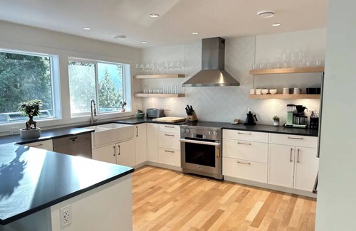 Youbou House | Relaxing Youbou lake house retreat w/hot tub + outdoor fire pit
