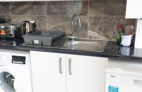 Alibon Apartment | Remaj Service Accommodation, Sleep 7