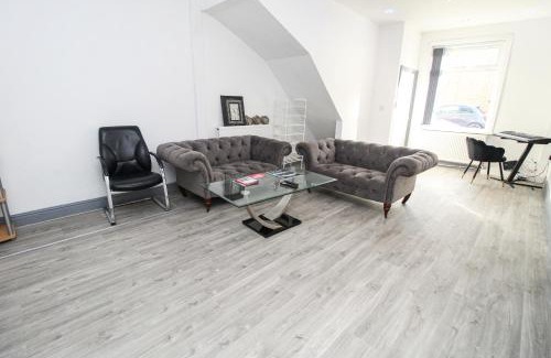 Bradford House | Remarkable 4-Bed House in Bradford