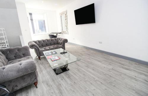 Bradford House | Remarkable 4-Bed House in Bradford