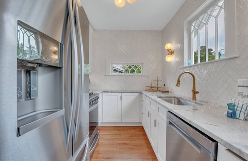 Isle of Hope Historic District House | Remarkable Isle of Hope Bungalow w/Parking and Large Yard by Lucky Savannah