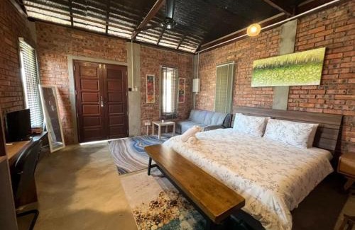 Pantai Penarik Ski Chalet | Rembulan Escape - The Red Bowl