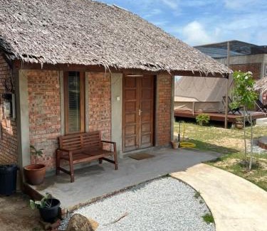 Pantai Penarik Ski Chalet | Rembulan Escape - The Red Bowl