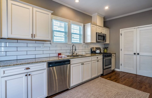 Joffre House | Remodeled 4BR Home in Memphis near Tiger Ln