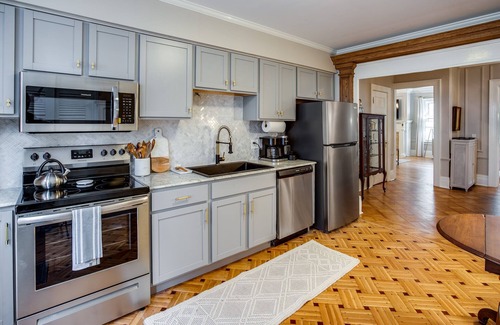 Rochester House | Remodeled Historical Unit With King Bed Walking Distance To Many Attractions!