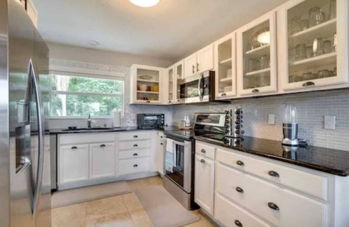 Casselberry House | Remodeled Home in the Orlando area w/Fire Pit! Close to Universal and Disney!