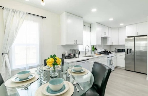Alhambra House | Remodeled Modern House with King Bed and Parking