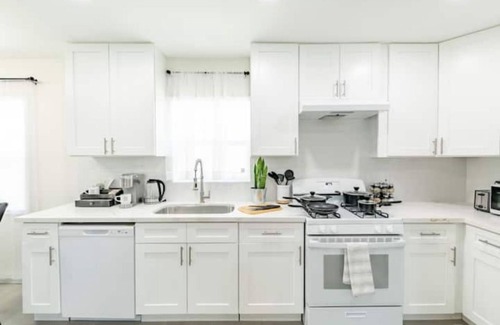 Alhambra House | Remodeled Modern House with King Bed and Parking