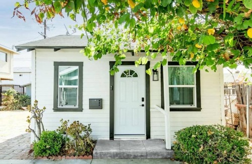 Alhambra House | Remodeled Modern House with King Bed and Parking