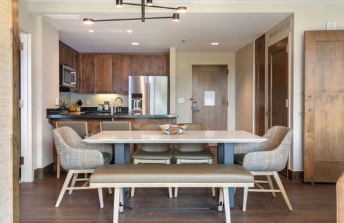 Avon Condo | Remodeled! Resort & Spa, Ski in/out, HOT TUB, Ski Valet, Health Club, Mtn Views