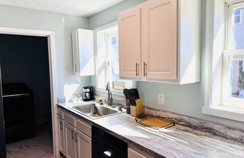 Dunbar Apartment | Remodeled townhouse - 5 mins from Shawnee Sports Complex!