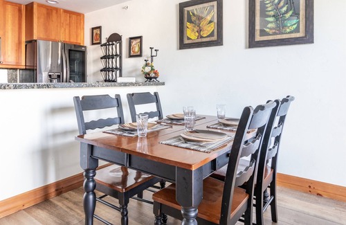 The Highlands Condo | Remodeled Two Level Condo. Fireplace. Free Shuttle