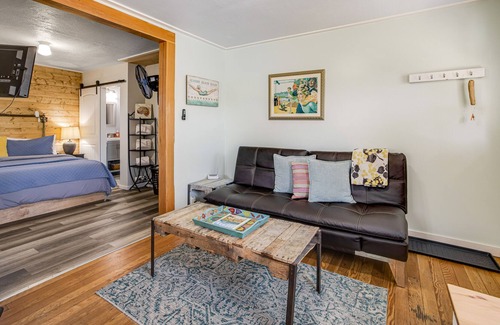 Seaside Cottage | Remodeled & Updated Cottage near the Beach w/Gas Fireplace, Free WiFi, Cable