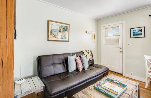 Seaside Cottage | Remodeled & Updated Cottage near the Beach w/Gas Fireplace, Free WiFi, Cable