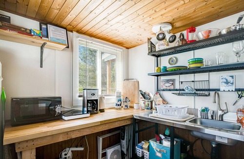Seaside Cottage | Remodeled & Updated Cottage near the Beach w/Gas Fireplace, Free WiFi, Cable