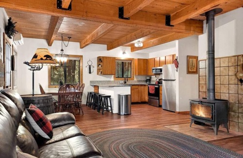 Cascade Cabin | Remodeled Woodsy Cabin w/Hot Tub & Relaxing Deck