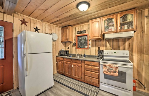 New Concord Cabin | Remote Kentucky Cabin w/Fire Pit & 2 Ponds
