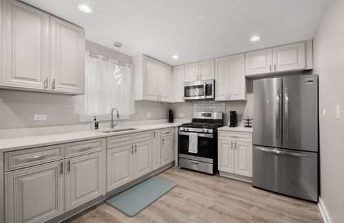 Jackson Park Highlands House | Remote Worker Special: 2-bedroom townhome in Jackson Park Highlands neighborhood