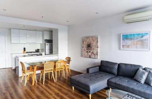 Cremorne Apartment | Remy, Yarra River walk to MCG