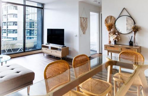 Cremorne Apartment | Remy, Yarra River walk to MCG