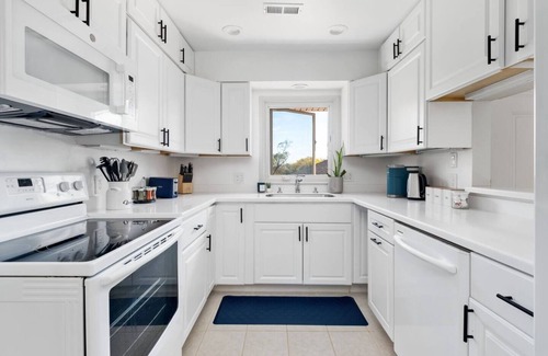 Donaldson Run Apartment | Renno Upstairs King Bed | 15 Min to DC | Views