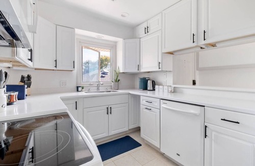 Donaldson Run Apartment | Renno Upstairs King Bed | 15 Min to DC | Views