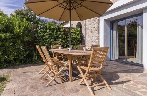 Mesquer Cottage | Renovated 18th Century Farmhouse with Modern Amenities, Near Mesquer, France