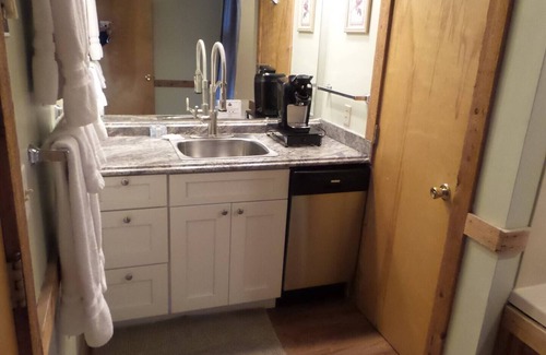 Davis Condo | Renovated 1BR with mini-kitchen, large jacuzzi