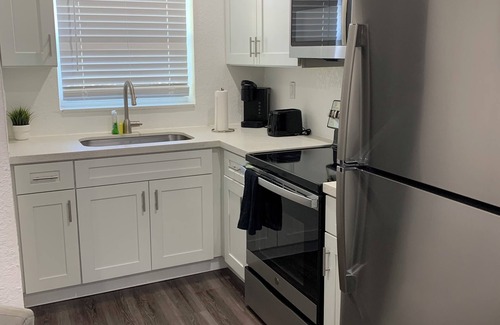 North Andrews Gardens Apartment | Renovated 2-bedroom/1 bath apartment Centrally located in Fort Lauderdale