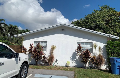 North Andrews Gardens Apartment | Renovated 2-bedroom/1 bath apartment Centrally located in Fort Lauderdale