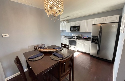 Monroe Apartment | Renovated 2 Bedroom with King Bed, Pets Welcome, Washer & Dryer