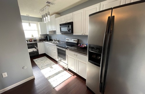 Monroe Apartment | Renovated 2 Bedroom with King Bed, Pets Welcome, Washer & Dryer