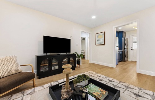 North Charlotte House | {Renovated 2BR in CLT – Where Location, Comfort & Mild Bragging Rights Collide}