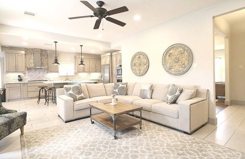 Houston House | Renovated 4 Bedroom, 3 Bath Private Home Fully-furnished near MDA, TMC, Galleria
